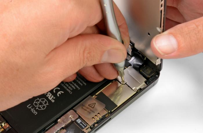 Riparare la scheda madre di iPhone 5