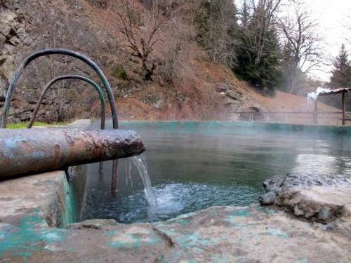 Acqua minerale "Borjomi": beneficio e danno per l'uomo